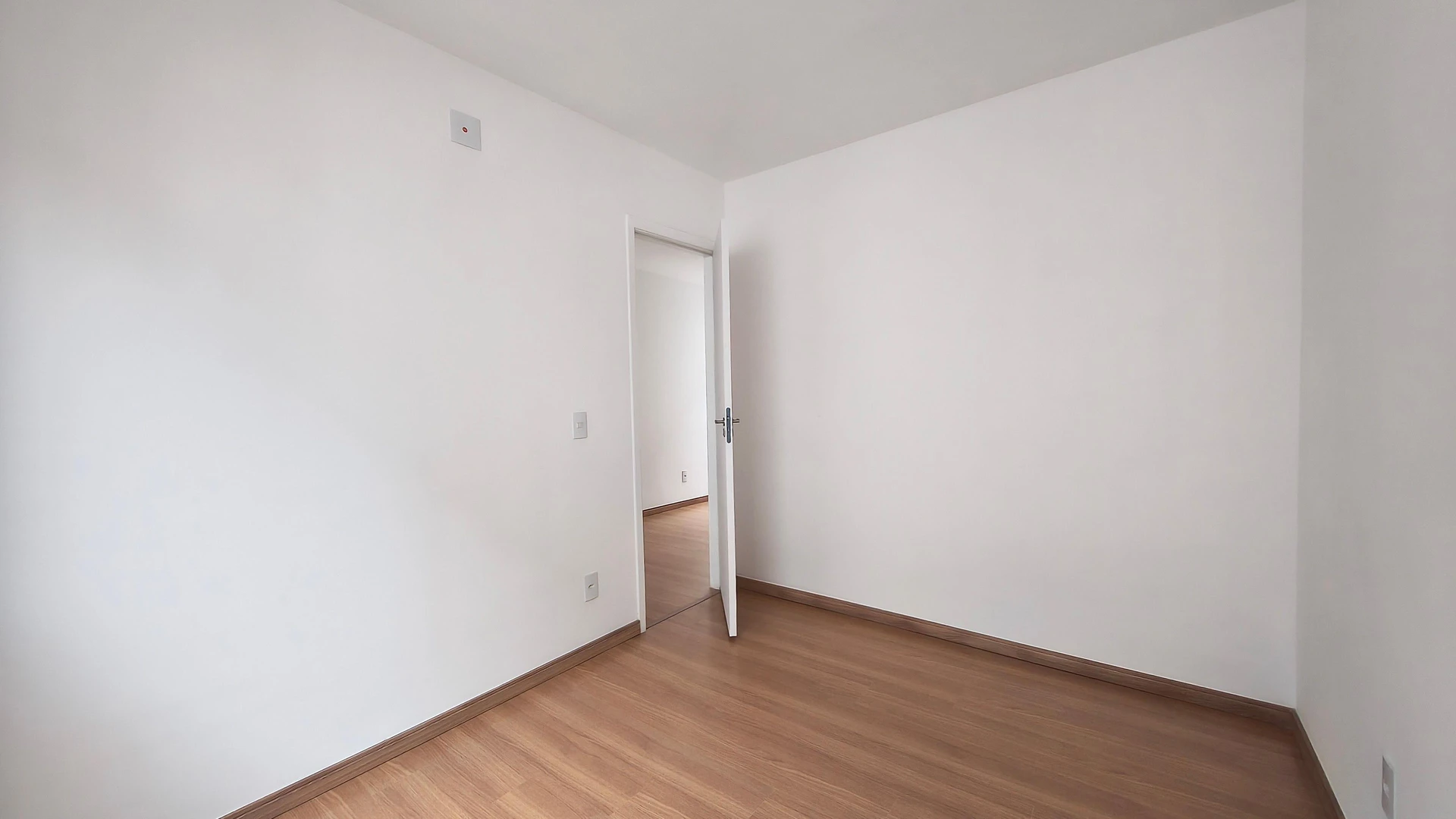 2-bedroom apartment with wood or laminate floors — photo 9