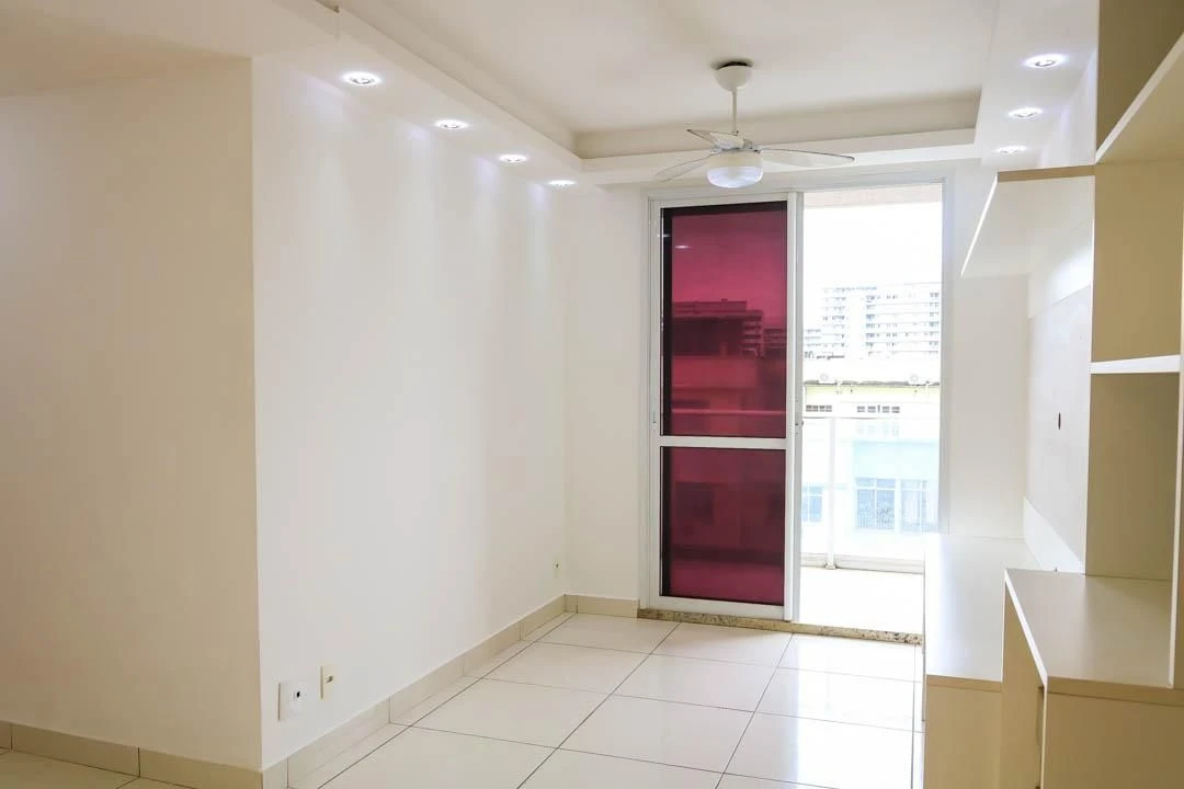 Balcony with a grill in a 2-bedroom apartment, 60 m² — photo 11