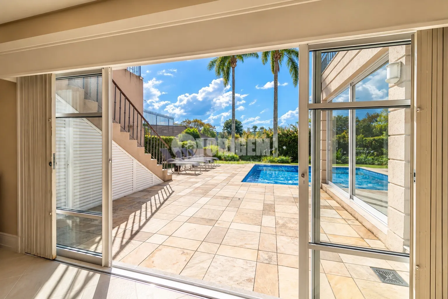 589 m² house with a bathtub and a water view — photo 17
