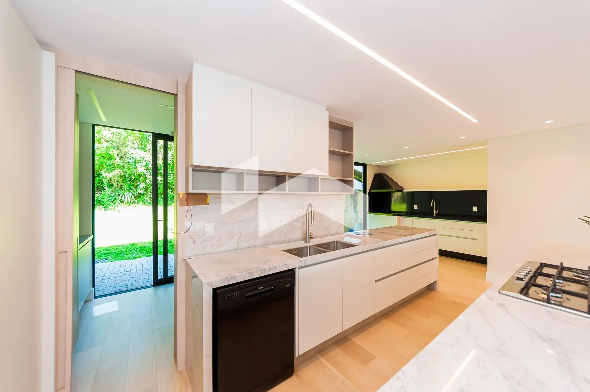 3-bedroom house with a bathtub — photo 6