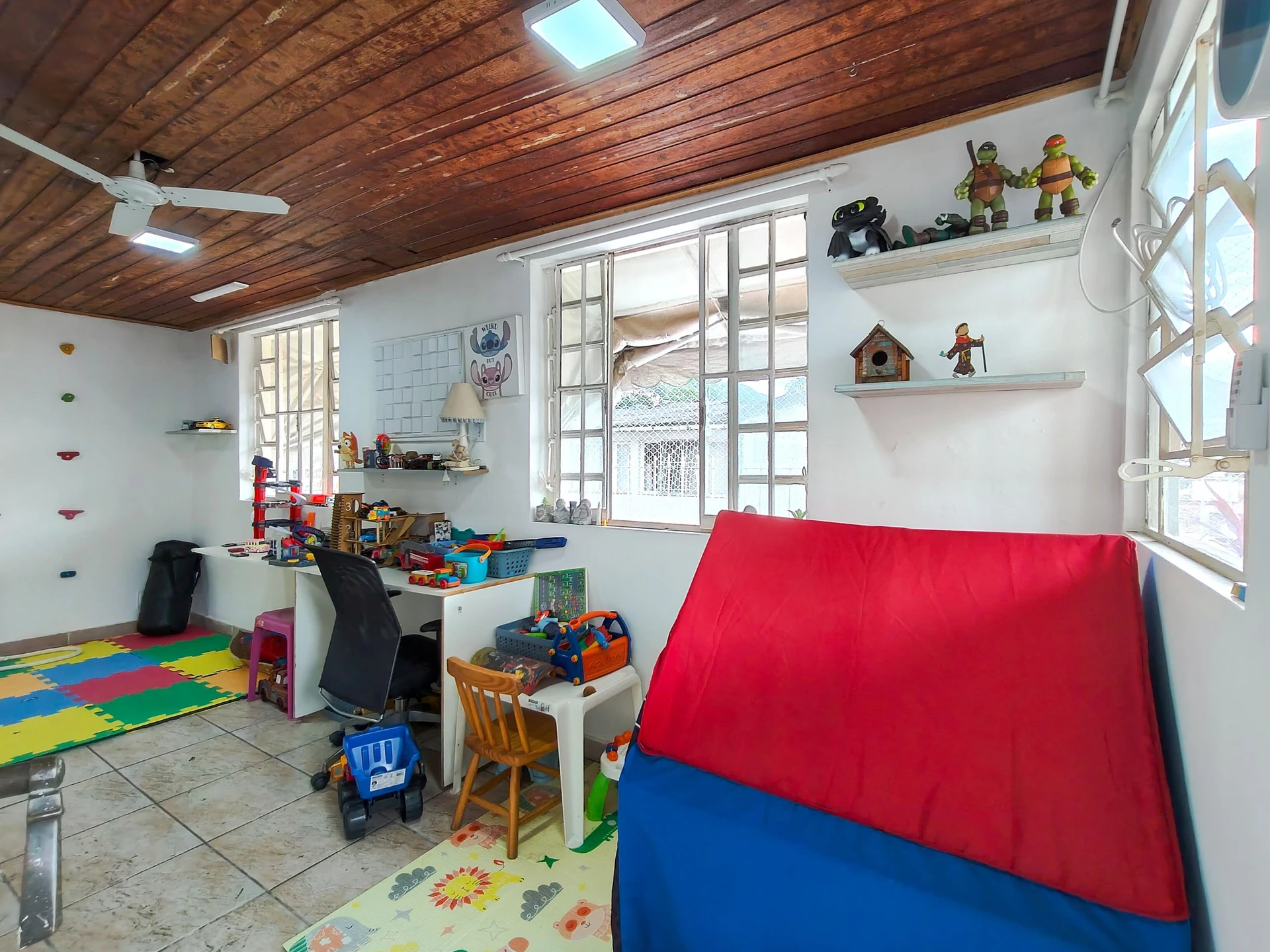3-bedroom apartment with a mountain view in Rio de Janeiro — photo 31