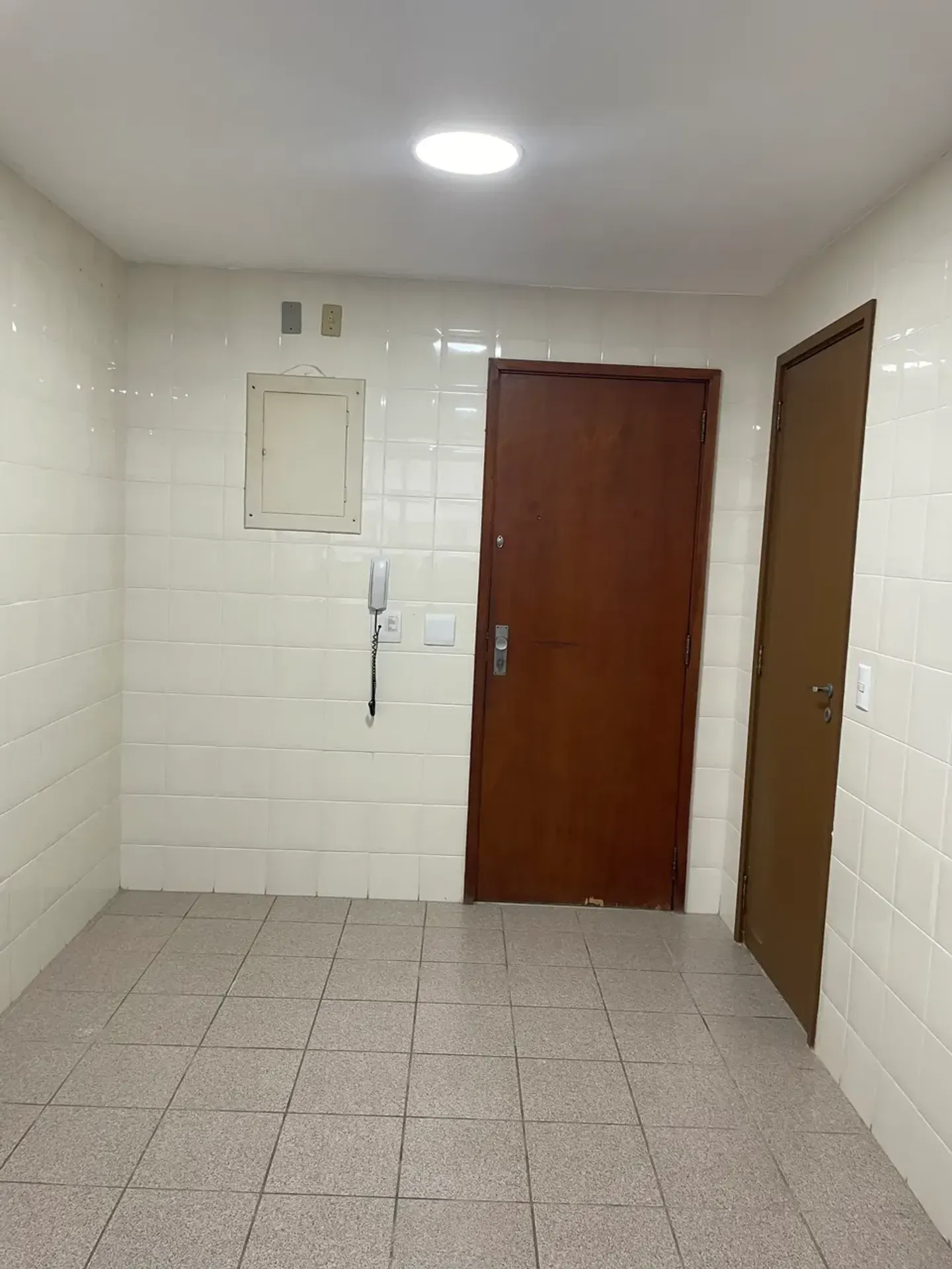 3-bedroom apartment in a building with a pool — photo 13
