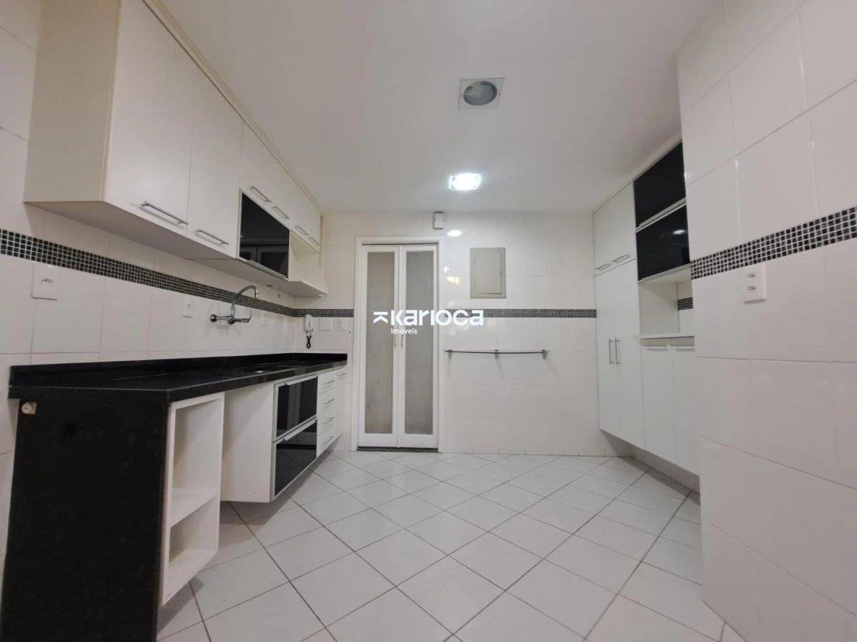 2-bedroom apartment with a glass-enclosed balcony — photo 26