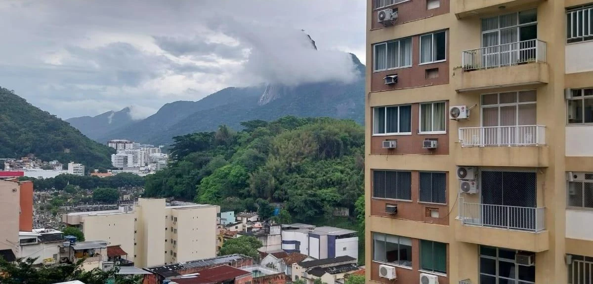 2-bedroom apartment with a mountain view — photo 33