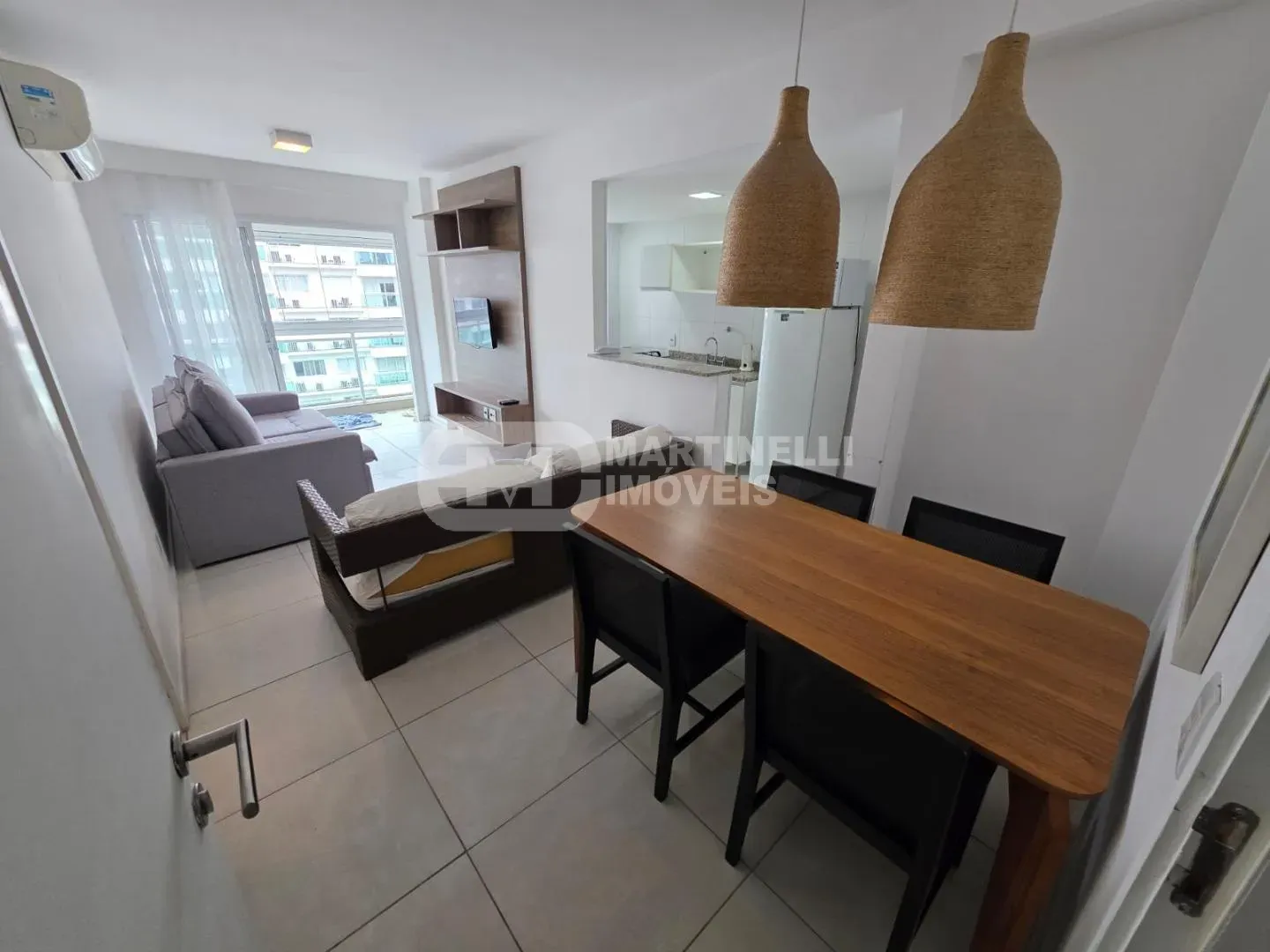 Apartamento mobiliado de 1 quarto com varanda envidraçada