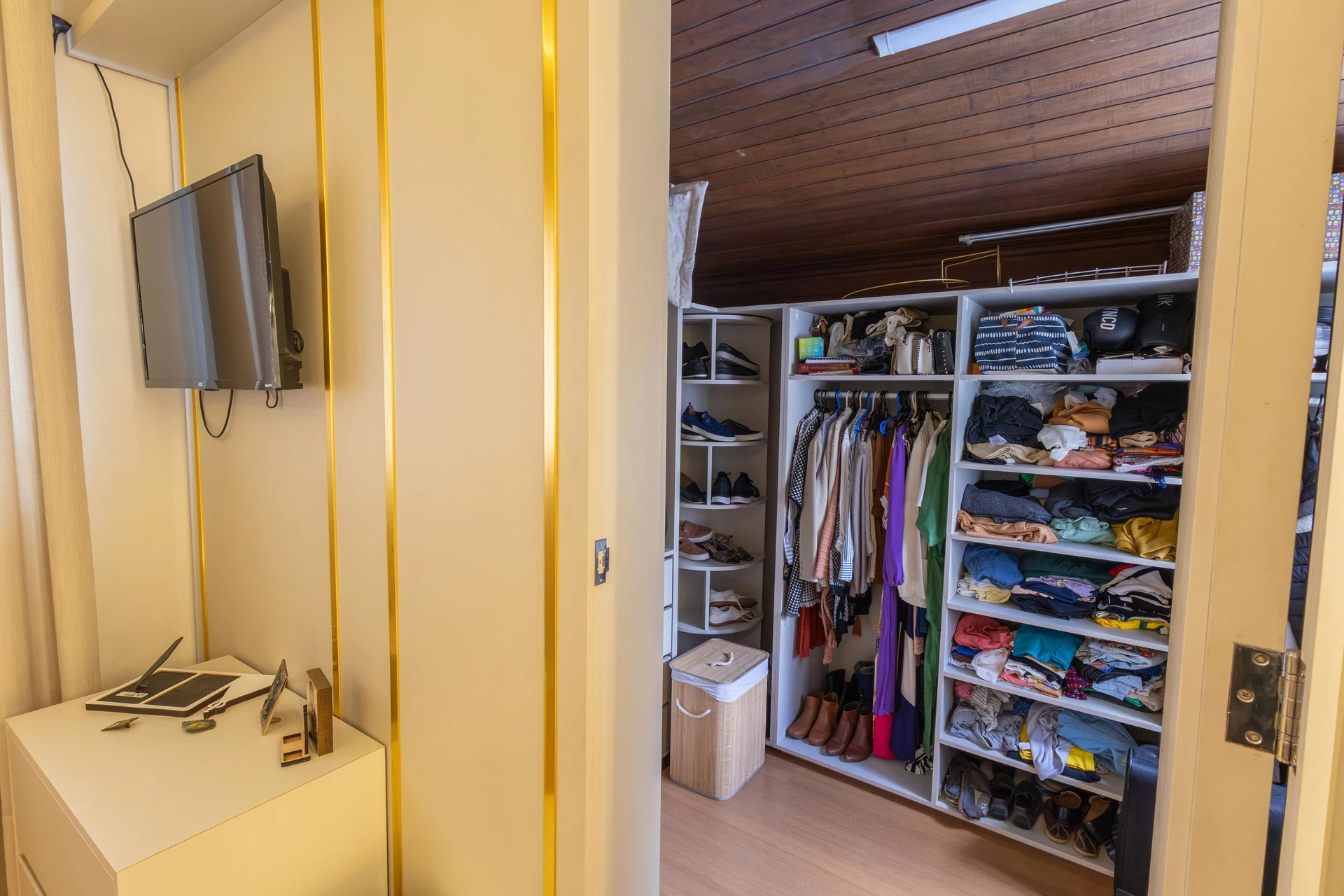 Bathtub in a 3-bedroom house, 180 m² — photo 40