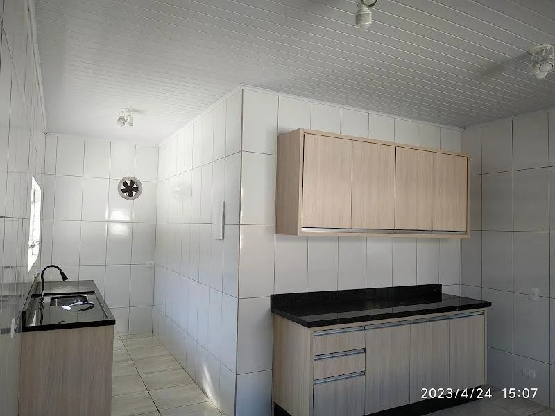 5-bedroom house with wood or laminate floors — photo 2