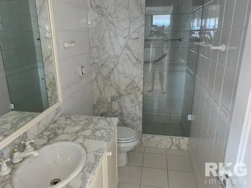Furnished apartment with 4 bedrooms and water and city views — photo 21