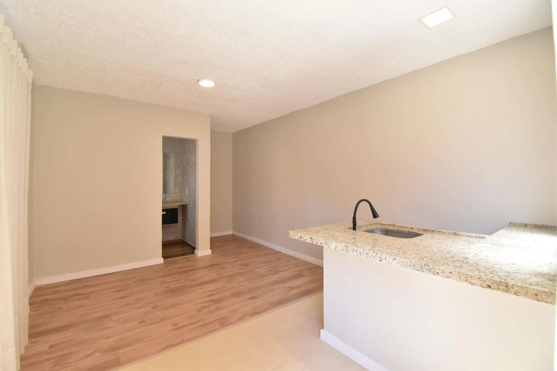 Studio, 38 m², with wood or laminate floors — photo 10