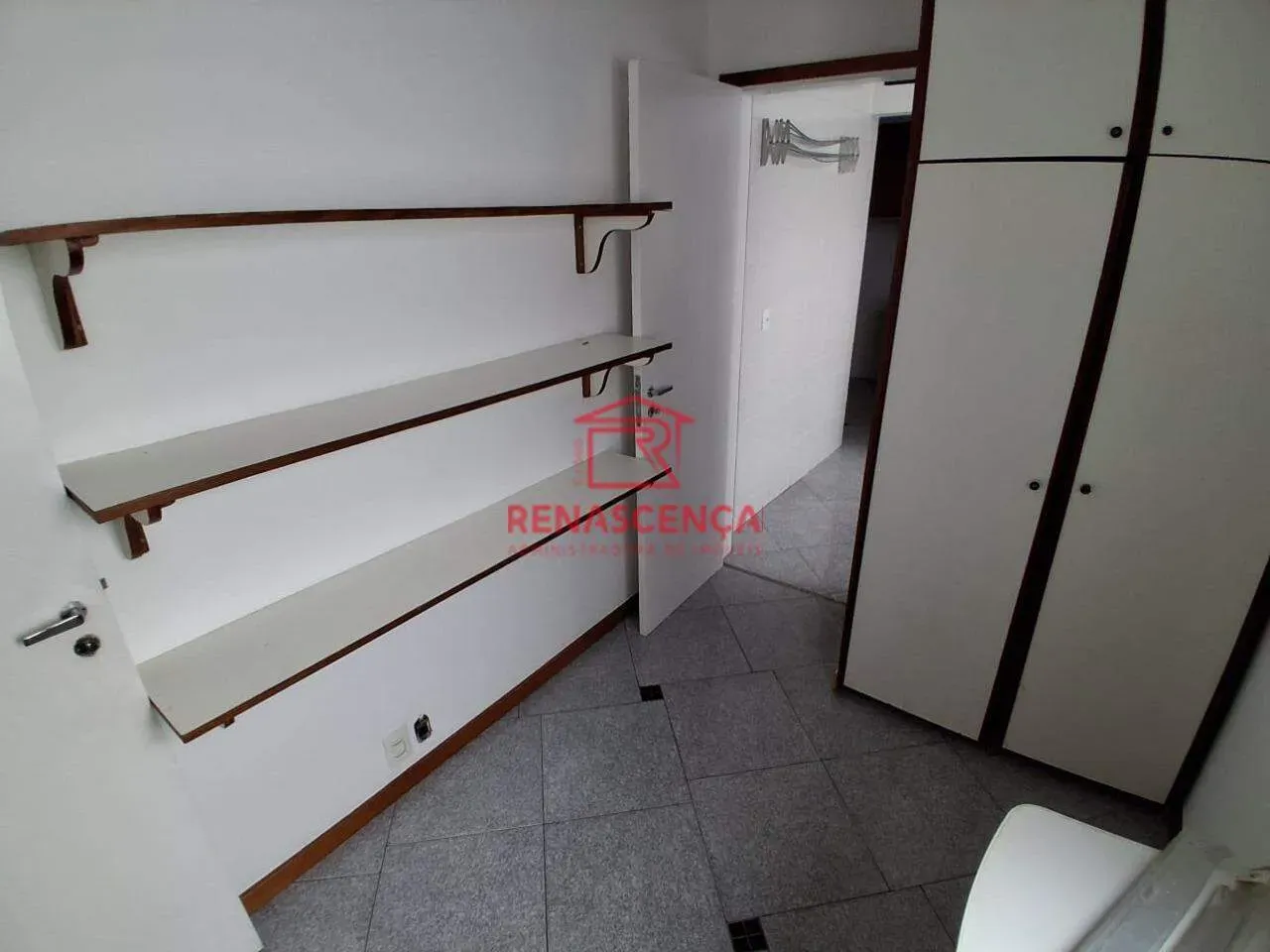 Apartamento sem mobília com 3 quartos, piso de madeira — photo 28