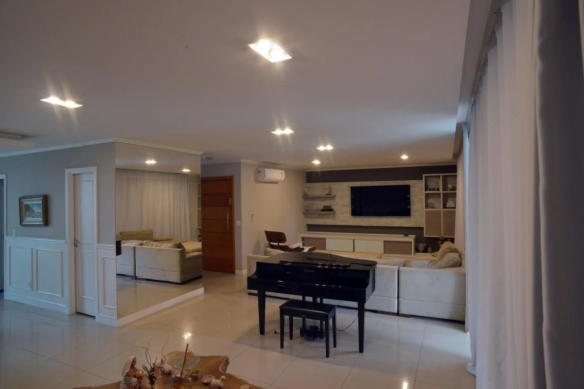 Jacuzzi in a 4-bedroom apartment, 233 m² — photo 4