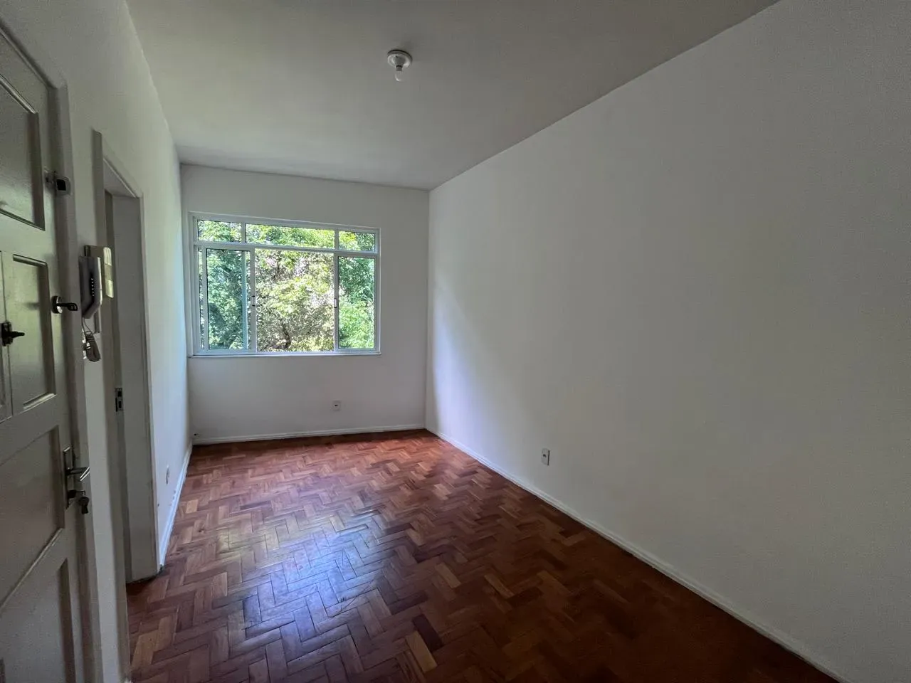 Wood or laminate floors in a 2-bedroom apartment, 60 m² — photo 15