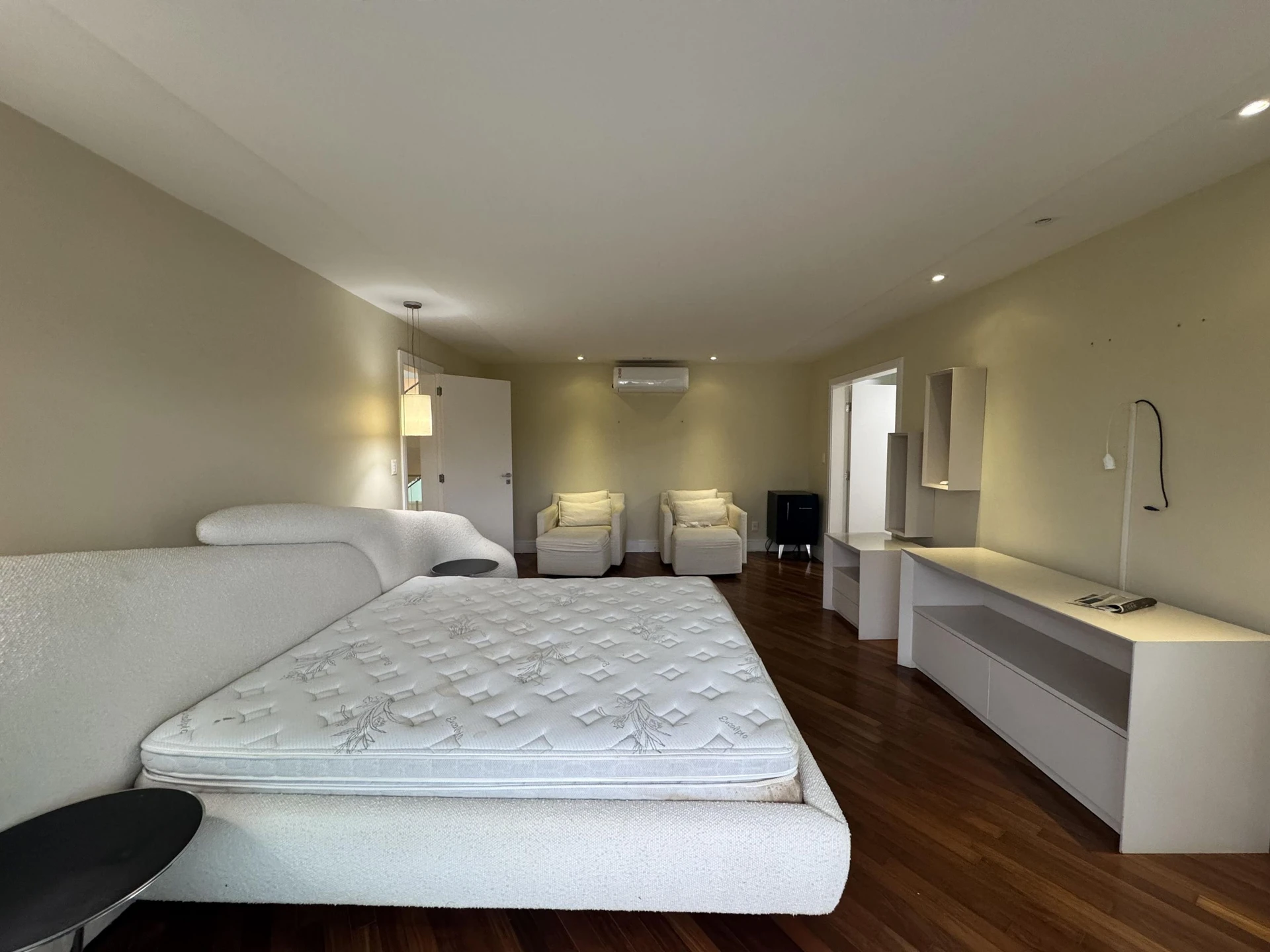 Bathtub in a 5-bedroom house, 1000 m² — photo 14