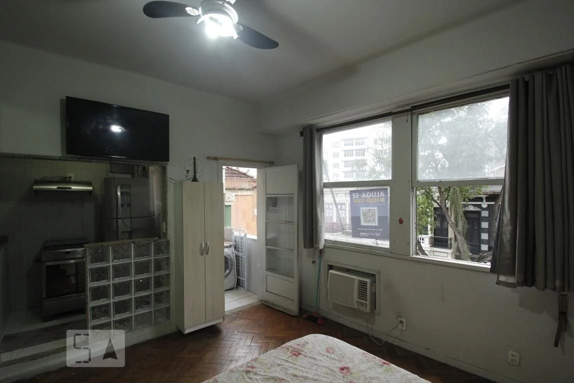 Furnished studio with 1 bedroom and glass shower enclosure — photo 17