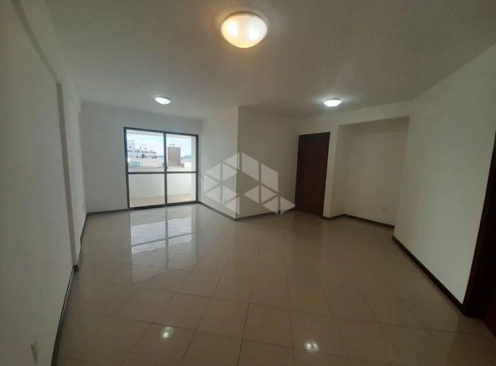 Unfurnished 3-bedroom apartment with balcony — photo 2