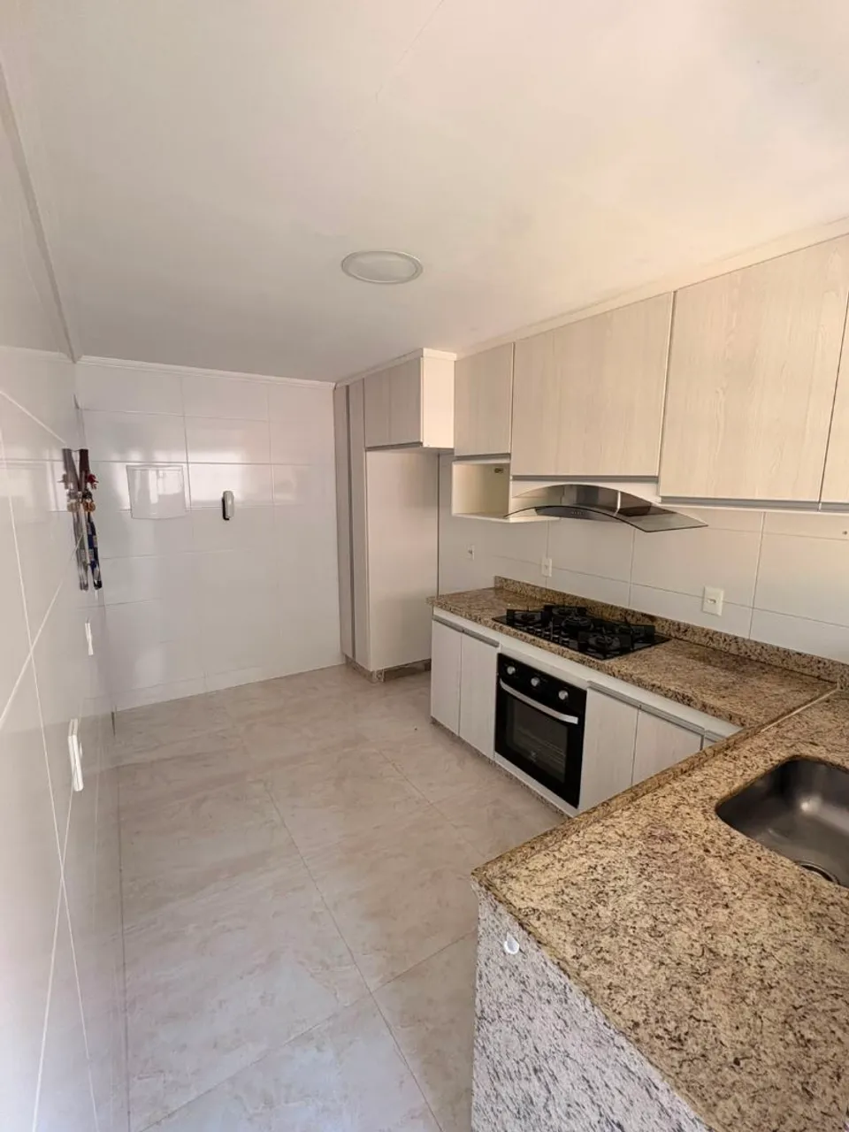 Unfurnished apartment with 3 bedrooms and 4 bathrooms — photo 2
