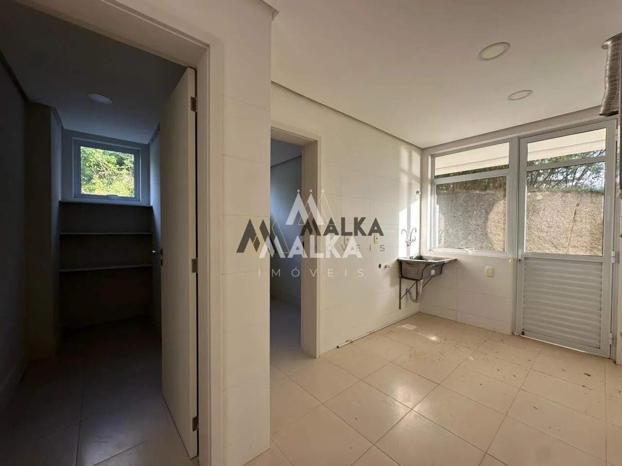 461 m² house with 3 en-suite bedrooms and private garden — photo 2