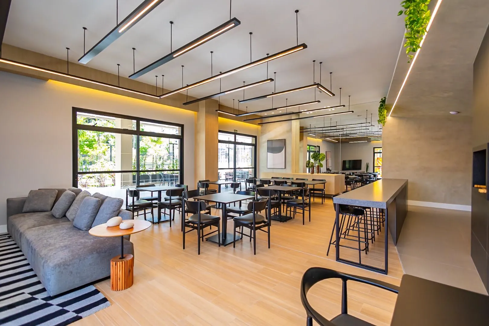 Furnished apartment, 78 m², with a glass-enclosed balcony — photo 45
