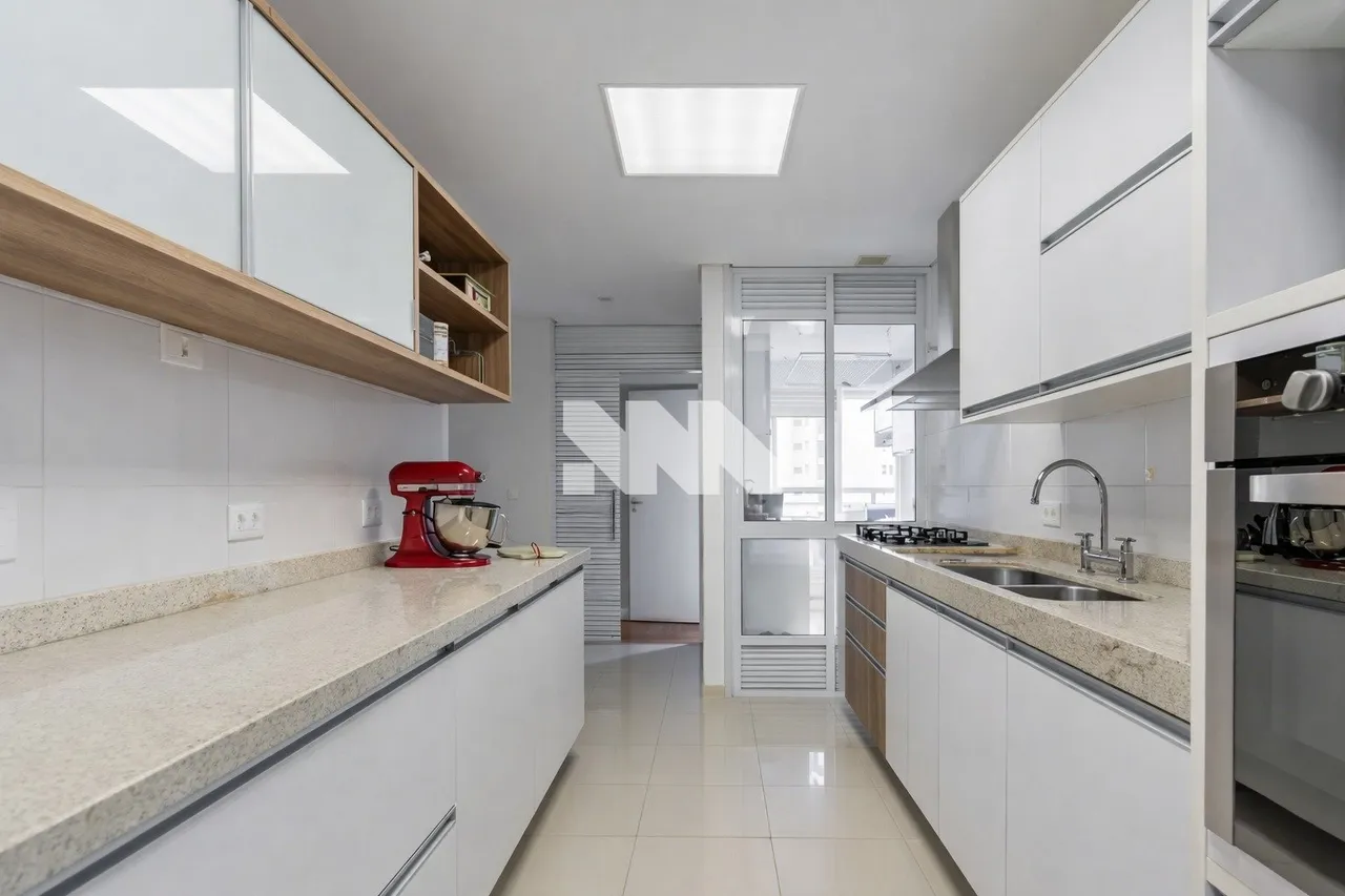 Furnished apartment with 4 bedrooms and 231 m² — photo 4