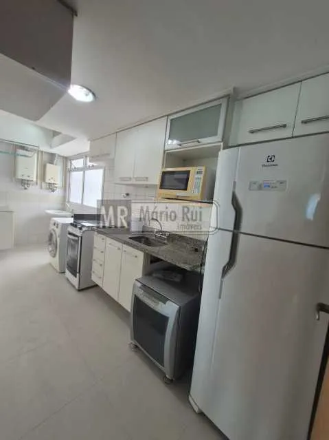 4-bedroom apartment with a closed-off kitchen — photo 2