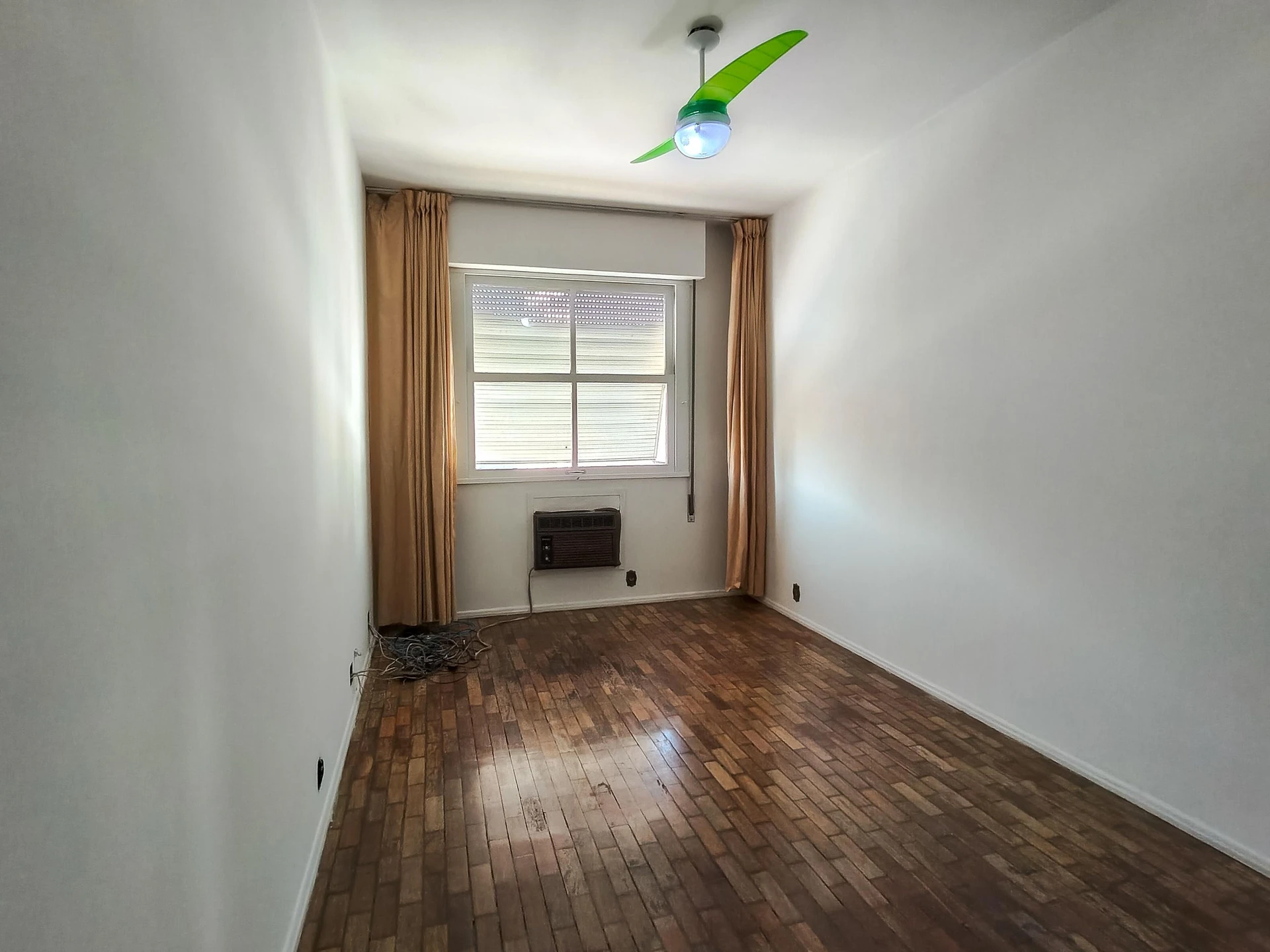 Furnished 4-bedroom apartment with 3 bathrooms — photo 41