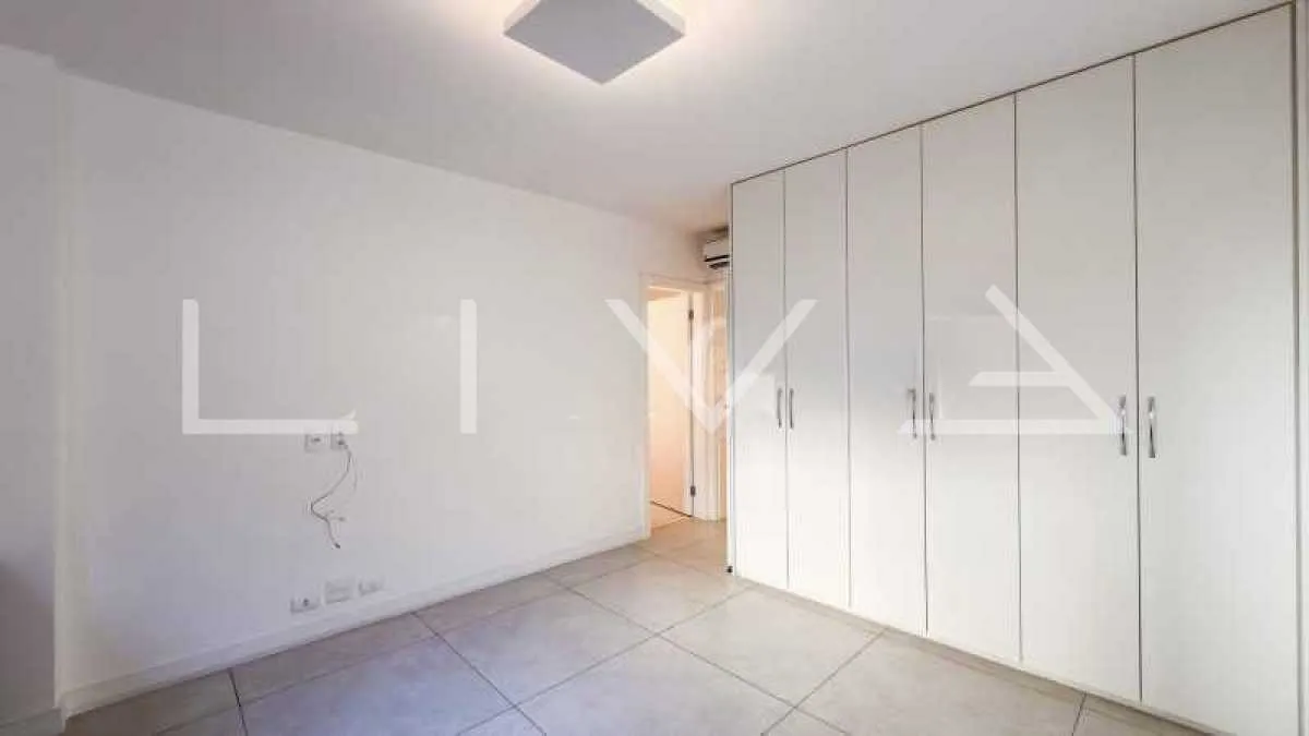 Furnished residential apartment with 4 en-suite bedrooms — photo 17