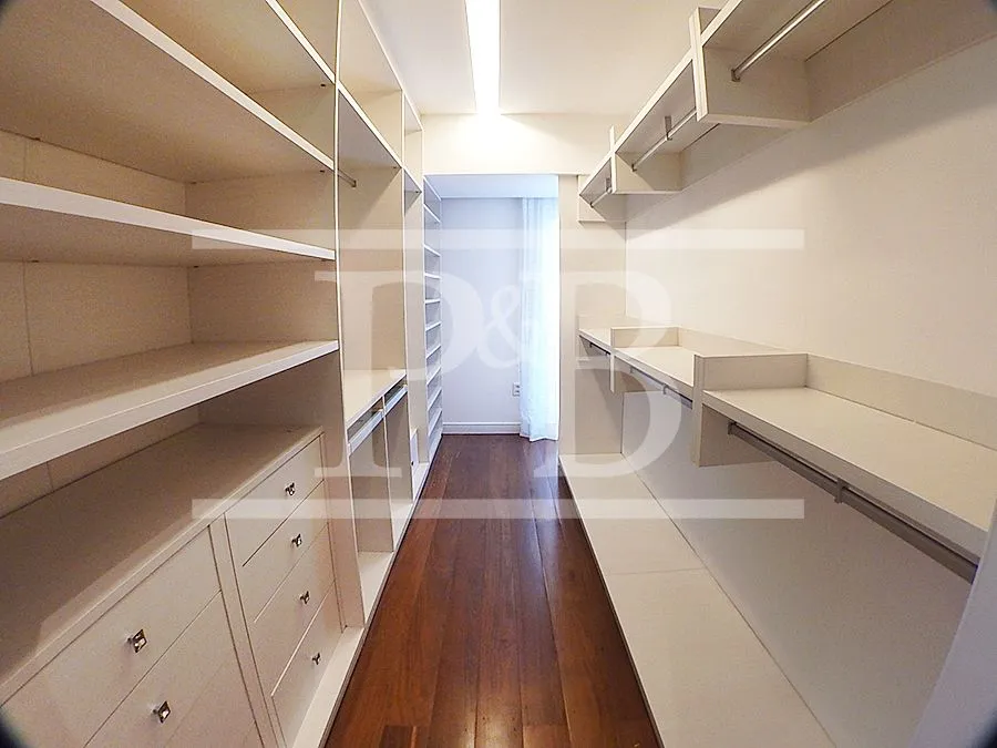 4-bedroom apartment with glassed-in balcony — photo 16
