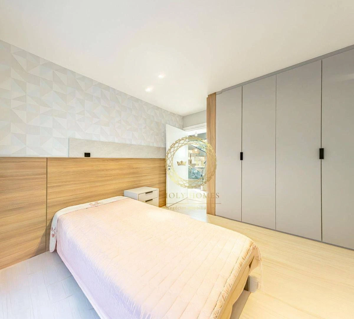 Condo house with a balcony and open-plan kitchen — photo 7