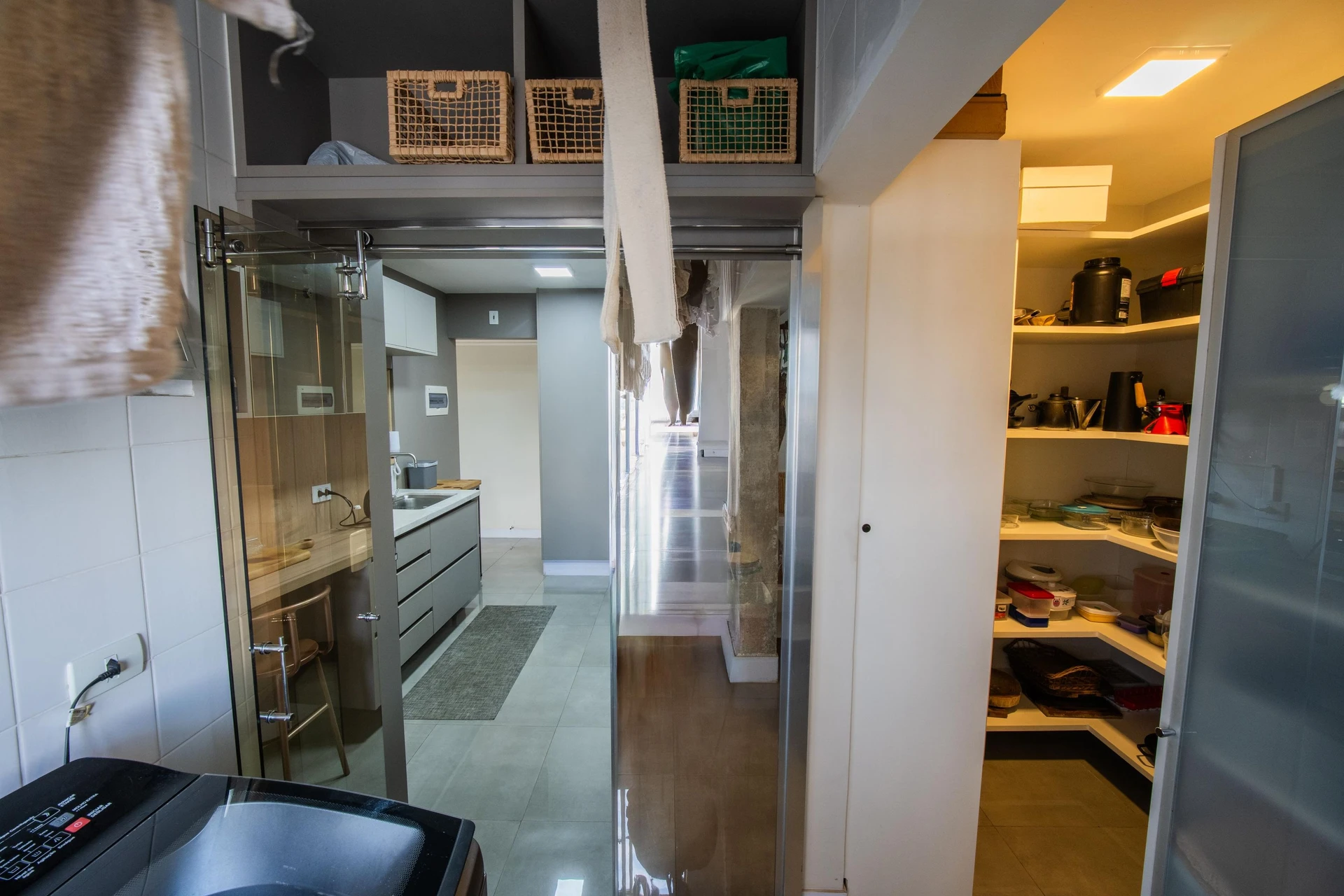 Walk-in closet in a 2-bedroom apartment, 91 m² — photo 42