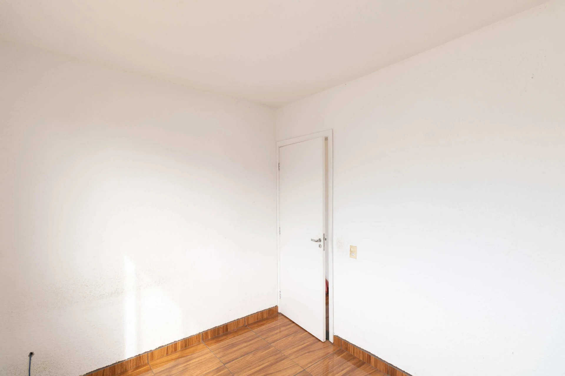 2-bedroom apartment with a glass-enclosed shower — photo 13
