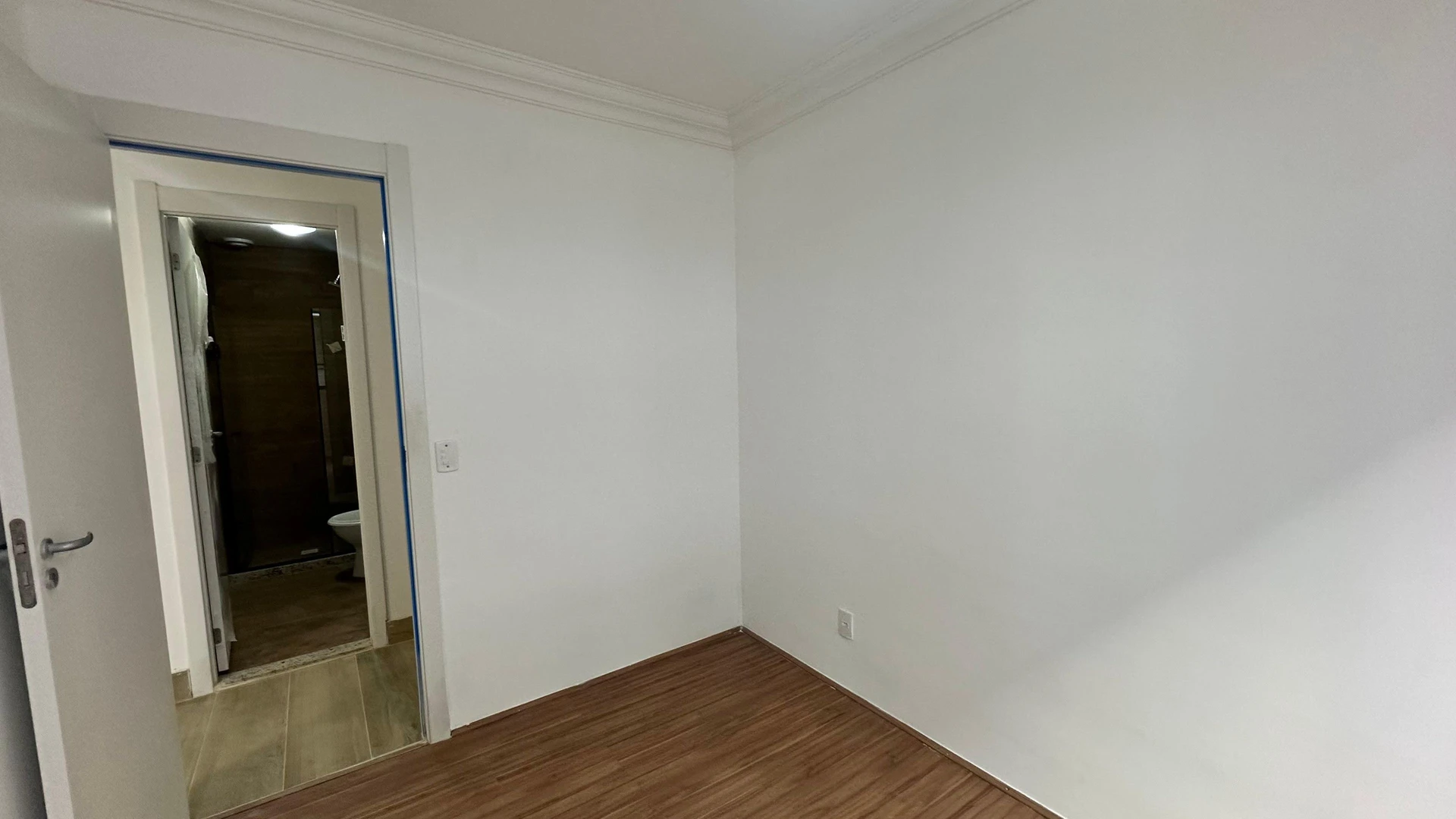 2-bedroom apartment in a building with a gym — photo 11