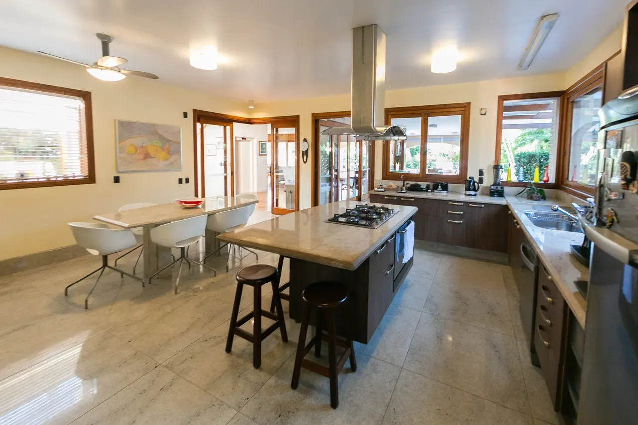 Furnished house, 330 m², with floor-to-ceiling windows — photo 18