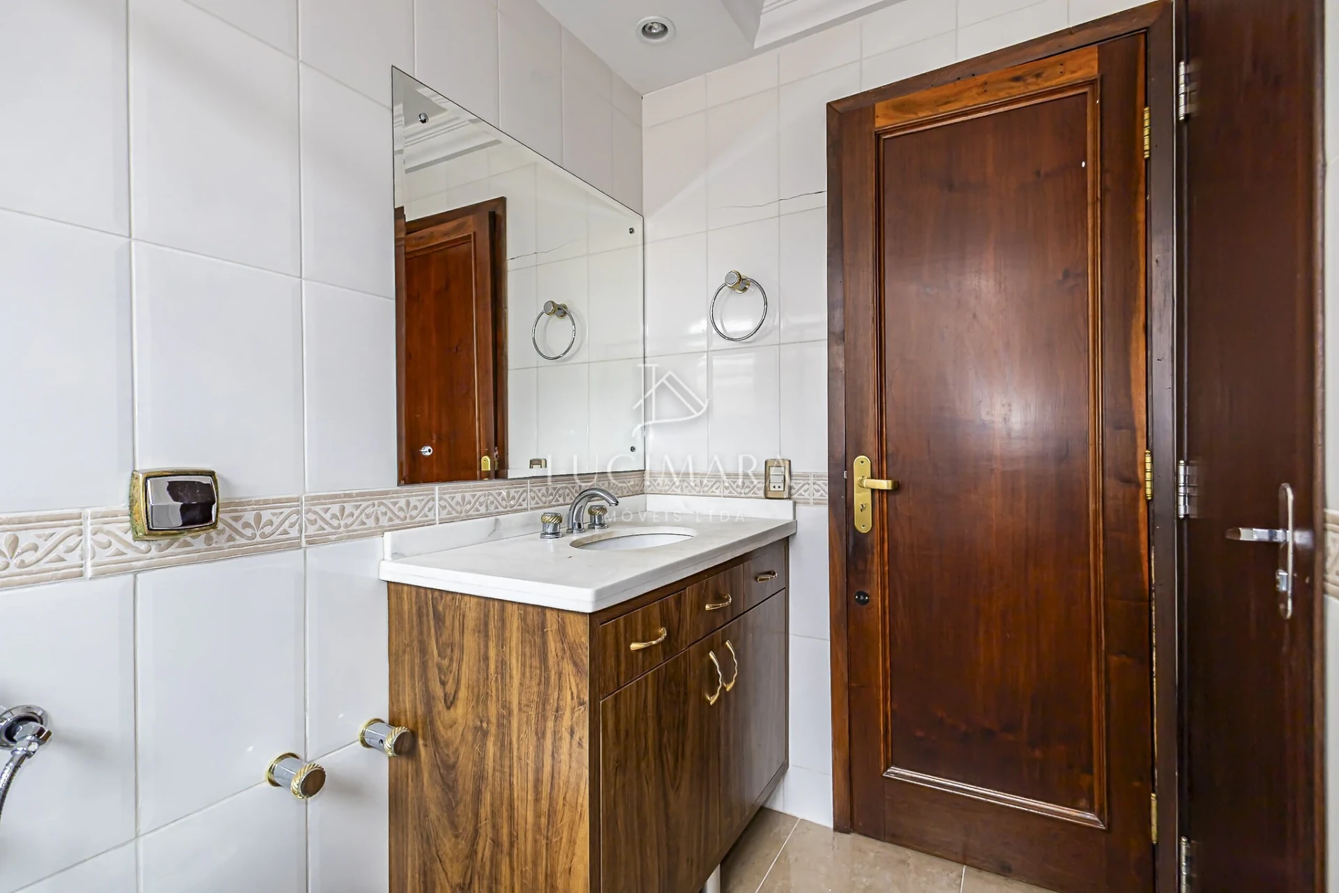 Wood or laminate floors in a 2-bedroom house, 170 m² — photo 3