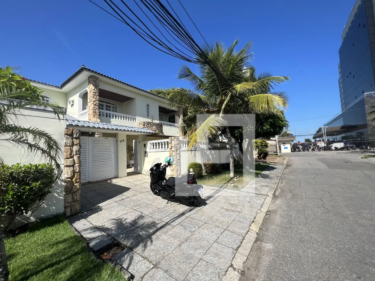 House with 4 suites and 5 parking spaces plus balcony BBQ — photo 2