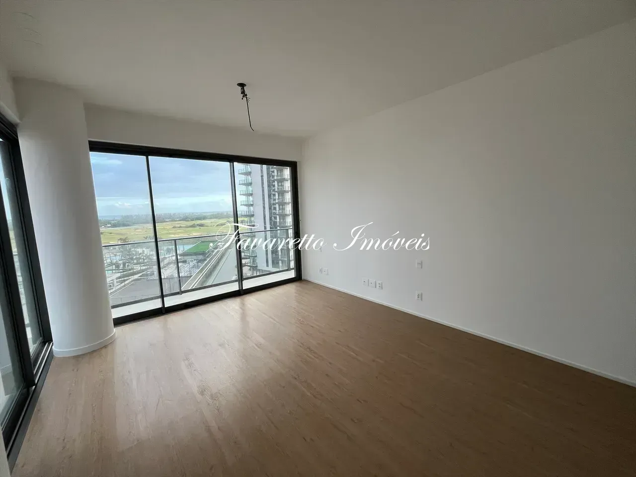 Apartment with 4 suites and a closed-off kitchen — photo 17