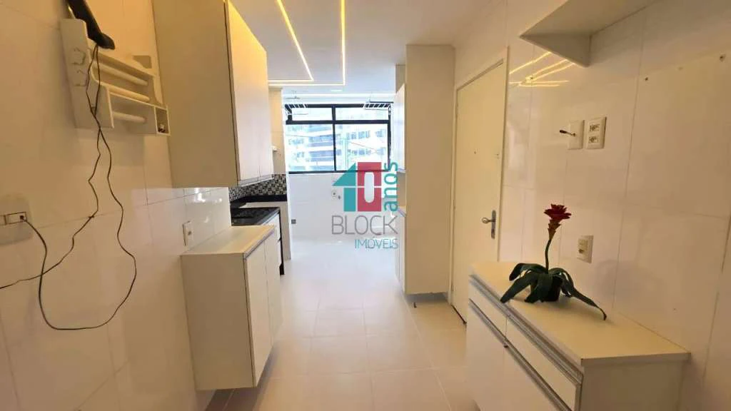 4-bedroom apartment with a glassed-in balcony — photo 19