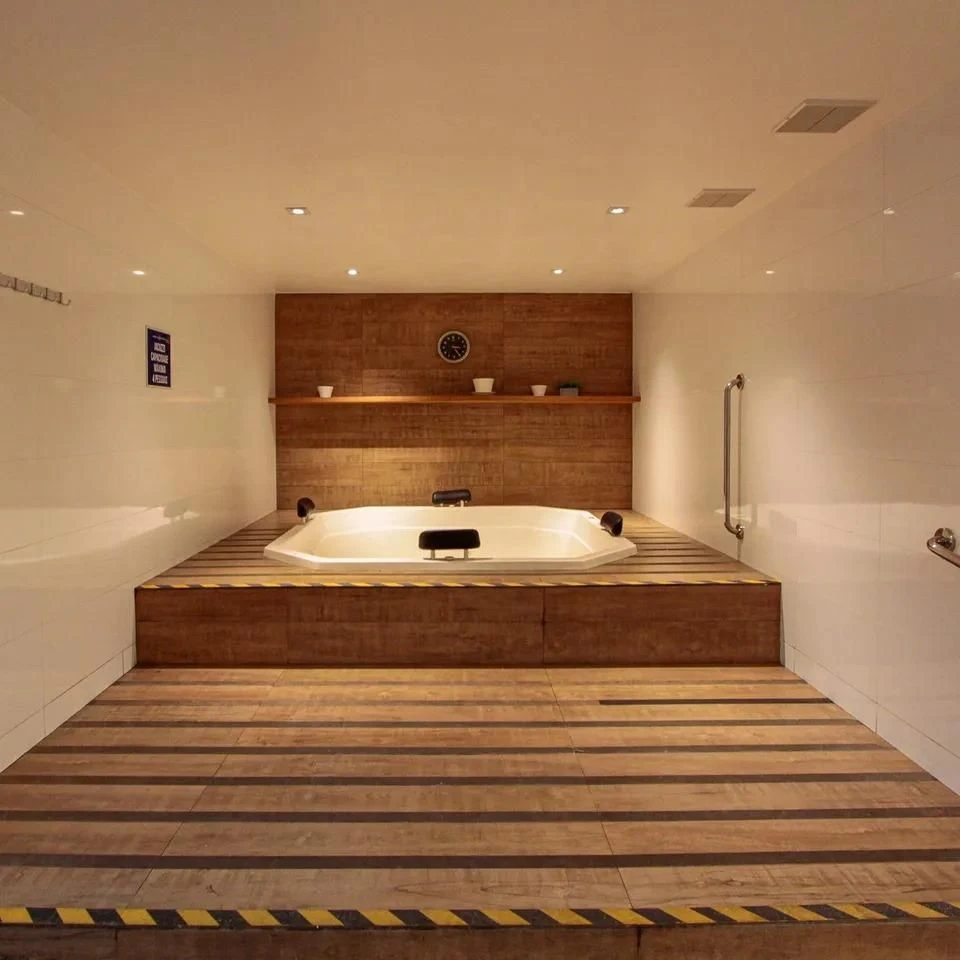 Furnished 3-bedroom apartment with enclosed balcony — photo 35