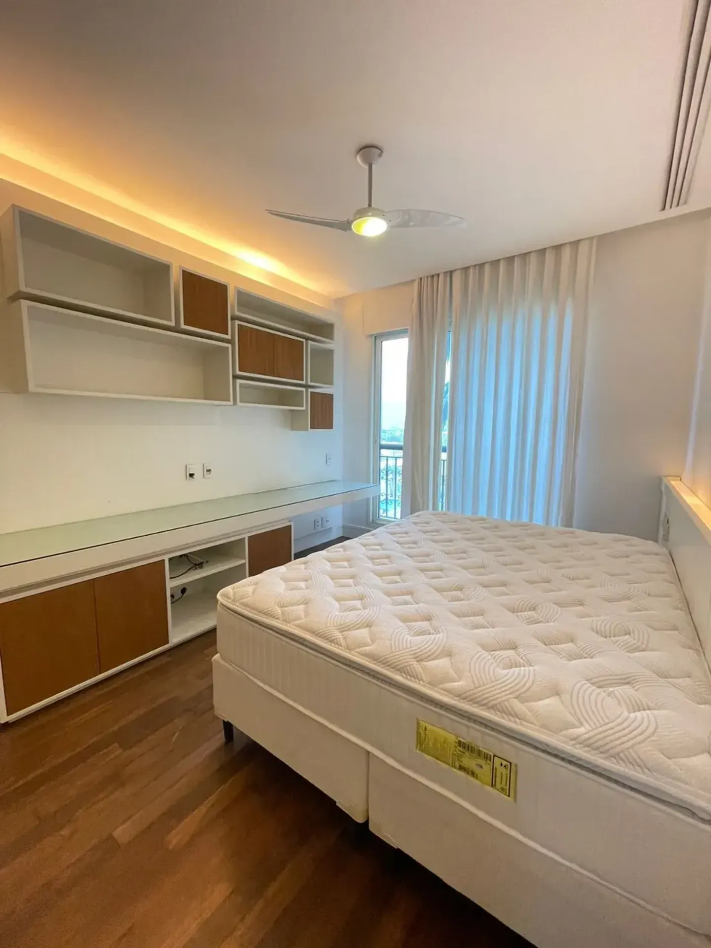 Furnished 3-bedroom apartment with glassed balcony — photo 31