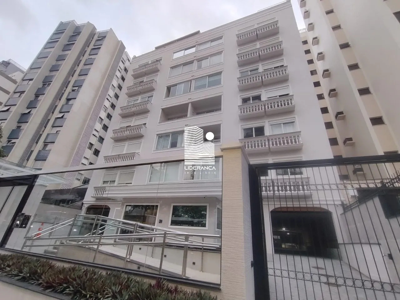 3-bedroom apartment with a walk-in closet in Florianópolis — photo 23