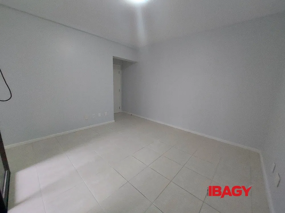 4-bedroom apartment with 2 en-suite baths and enclosed kitchen — photo 16