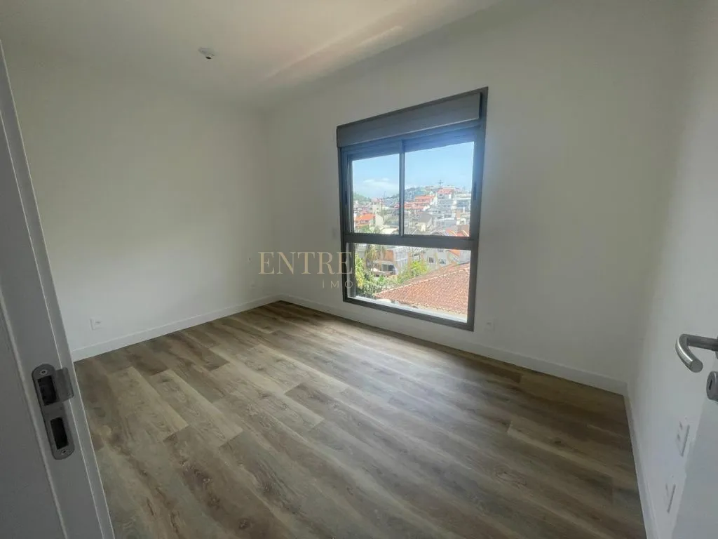 Balcony with a grill in a 2-bedroom apartment, 20 m² — photo 20