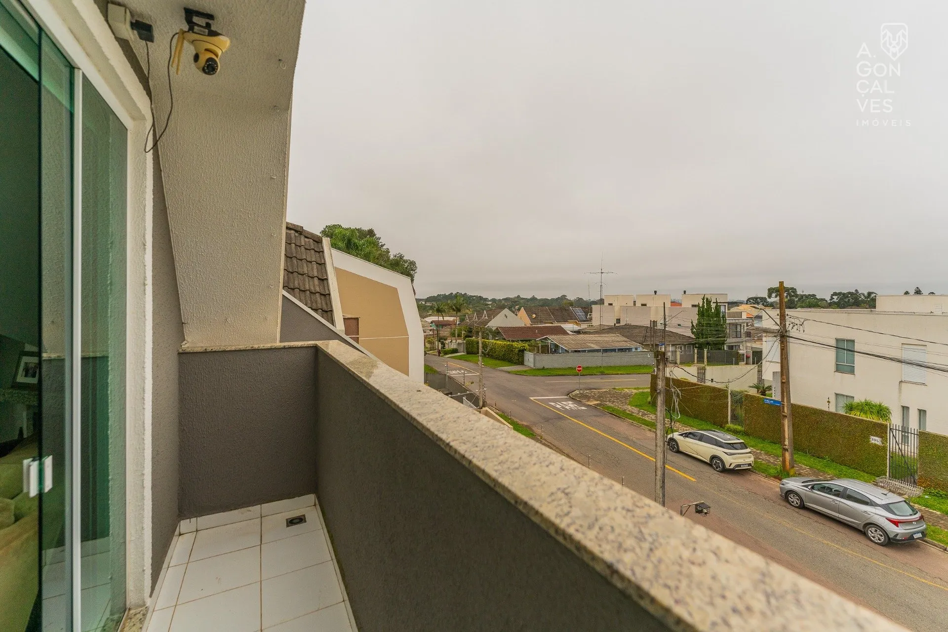 House with 3 bedrooms and a closed kitchen with gas stove — photo 27