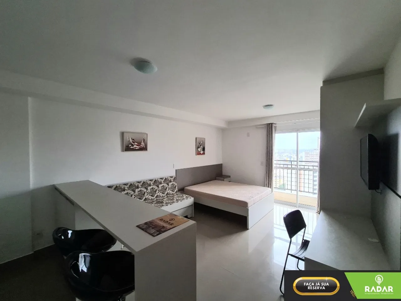 Furnished 1-bedroom apartment with open-plan kitchen — photo 5