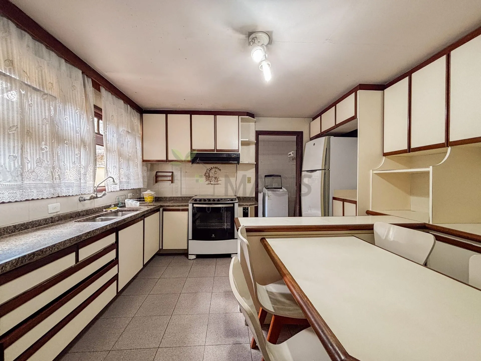 House with 5 bedrooms and 13 parking spaces across 2 floors — photo 58