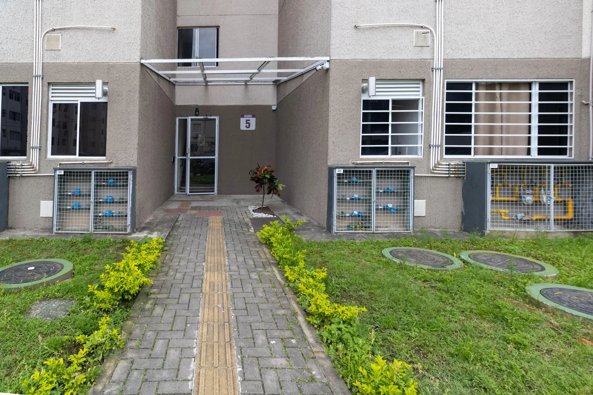 2-bedroom apartment in a building with a gym — photo 38