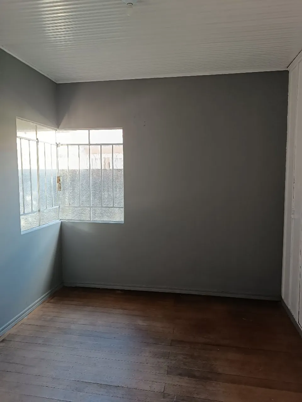 Wood or laminate floors in a 3-bedroom house, 80 m² — photo 3