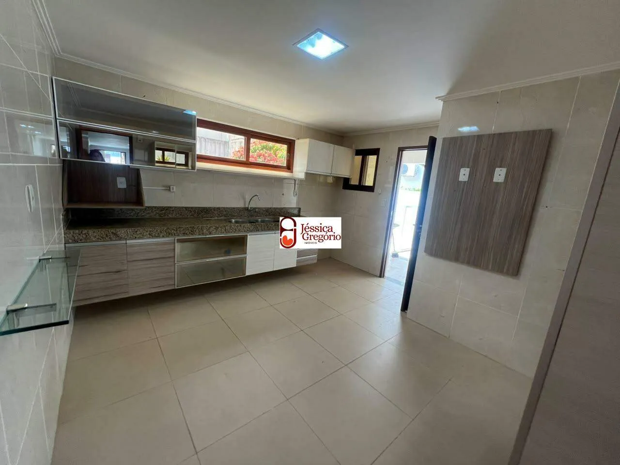 Сад и 4 спальни: дом 240 м²