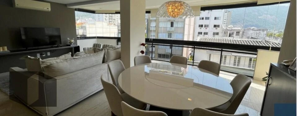 4-bedroom apartment in a building with a pool — photo 4