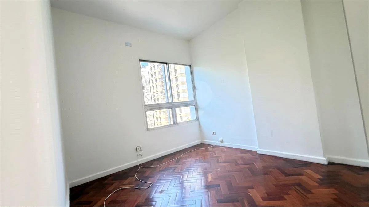 Wood or laminate floors in a 3-bedroom apartment, 91 m² — photo 10