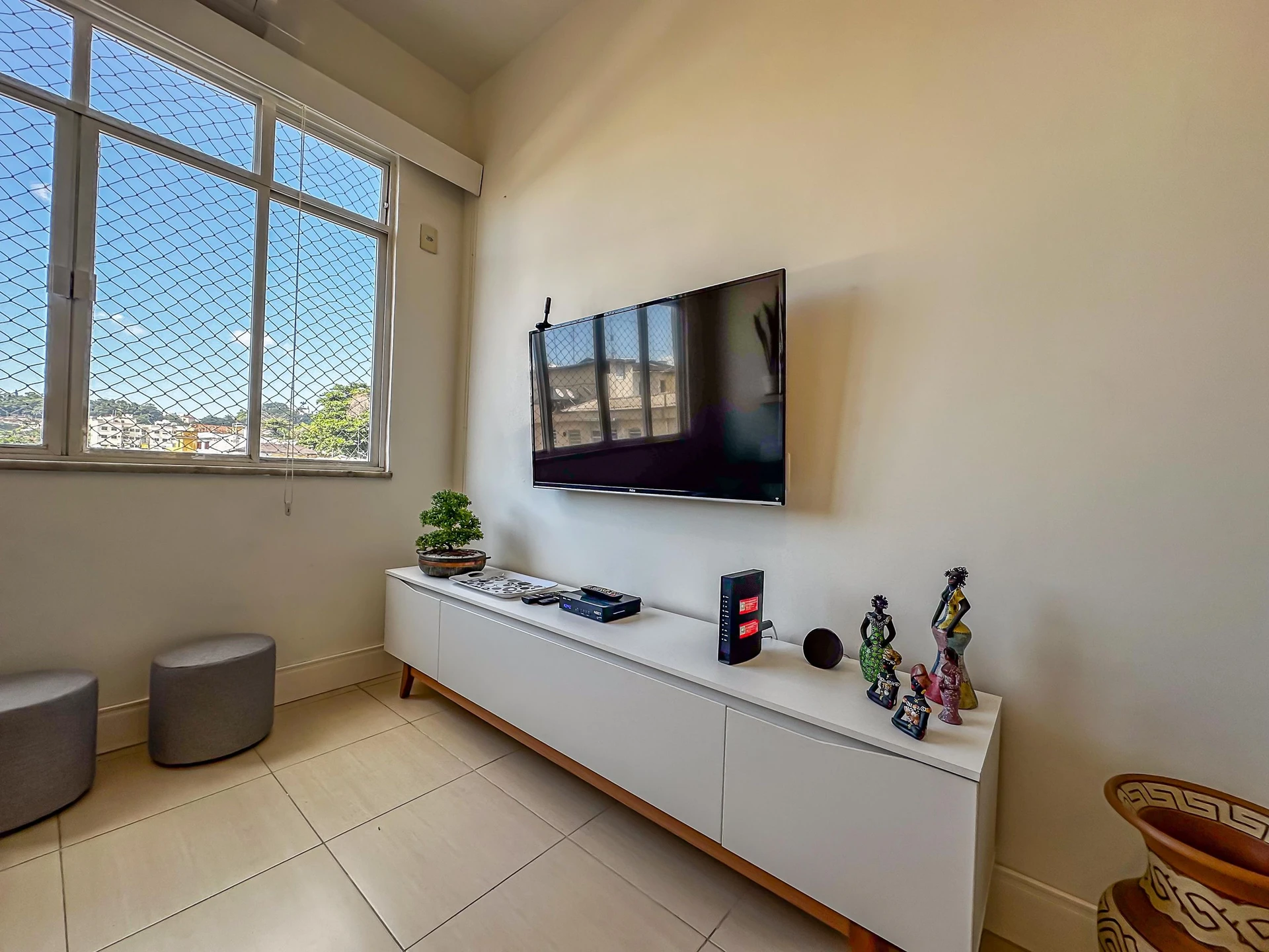 Furnished 1-bedroom apartment with an open kitchen — photo 37